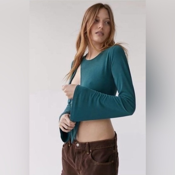 🌻HP🌻NWOT Urban Outfitters green Elle keyhole wrap crop top flare sleeves XS - Picture 5 of 12